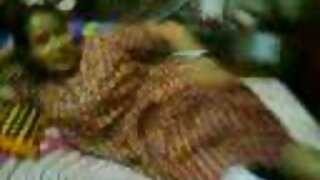 ಜಫೀರಾ ಮತ್ತು ಜಾನಿ ತಮ್ಮ ಬುಡವನ್ನು ಹಿಗ್ಗಿಸಲು ವಿವಿಧ ಪ್ಲಾಸ್ಟಿಕ್ ಆಟಿಕೆಗಳನ್ನು ಬಳಸುತ್ತಾರೆ