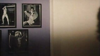 ಅನ್ನಾ ಬೆಲ್ ಪೀಕ್ಸ್ ಮಾದಕ ಸರಪಳಿ ಒಳ ಉಡುಪು ಧರಿಸಿರುವ ಜಗ್ಗಿ ಮಿಲ್ಫ್ ತನ್ನ ಮಫ್ ಅನ್ನು ಸ್ಲ್ಯಾಮ್ ಮಾಡುತ್ತಾಳೆ